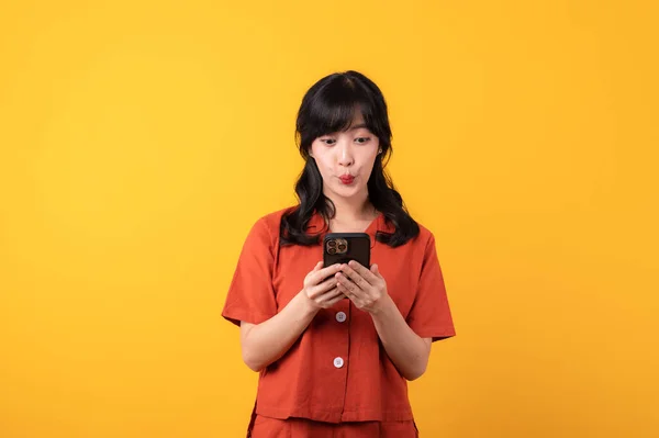 Porträt Junge Schöne Asiatische Frau Überrascht Gesicht Orangefarbenen Kleidern Mit — Stockfoto