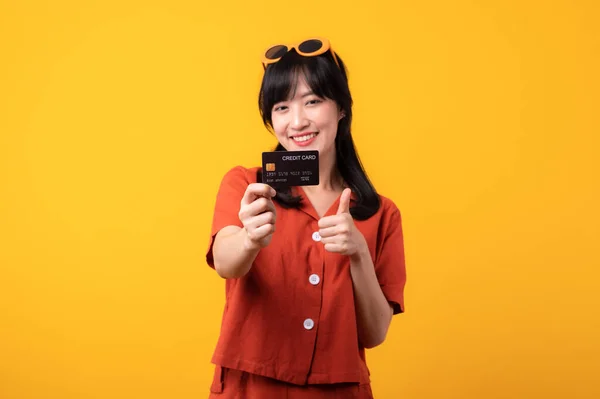 Portré Gyönyörű Fiatal Ázsiai Boldog Mosoly Öltözött Narancssárga Ruhák Mutatja — Stock Fotó