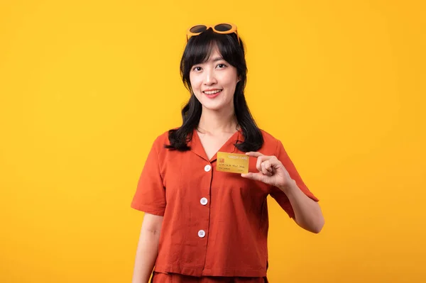Portret Piękna Młoda Azjatka Szczęśliwy Uśmiech Ubrany Pomarańczowe Ubrania Pokazujące — Zdjęcie stockowe