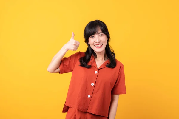 Portret Piękna Młoda Azjatycka Kobieta Szczęśliwy Uśmiech Ubrany Pomarańczowe Ubrania — Zdjęcie stockowe