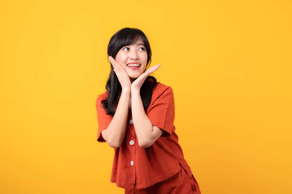 Портрет Молодой Красивой Азиатской Женщины Милый Застенчивый Одет Оранжевую Одежду — стоковое фото