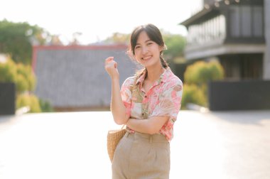 Tayland 'da yaz tatili gezisindeki güzel Asyalı genç kadın portresi. Genç hippi bayan turist yaz Bangkok 'u geziyor. Asya yaz turizmi kavramı.