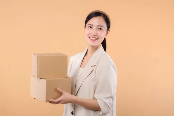 Портрет Успешной Счастливой Уверенной Молодой Азиатской Бизнес Женщины Белой Куртке — стоковое фото