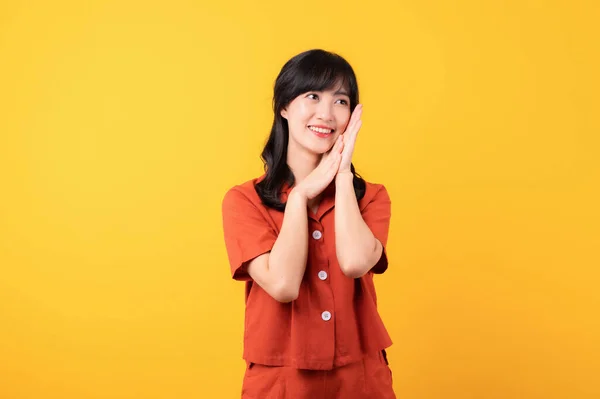 Porträt Junge Schöne Asiatische Frau Niedlich Und Schüchtern Gekleidet Orangefarbenen — Stockfoto