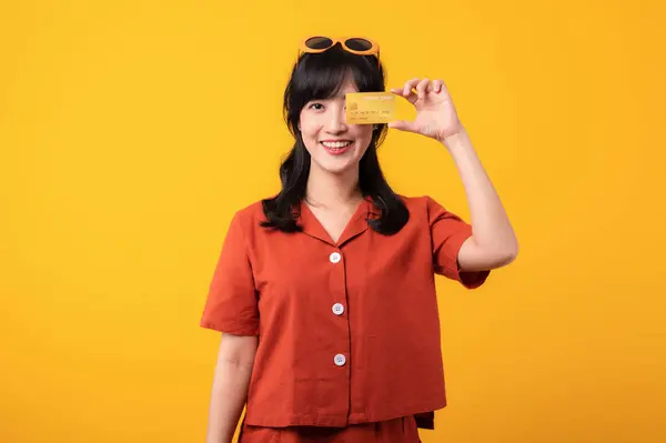 Portret Piękna Młoda Azjatka Szczęśliwy Uśmiech Ubrany Pomarańczowe Ubrania Pokazujące — Zdjęcie stockowe