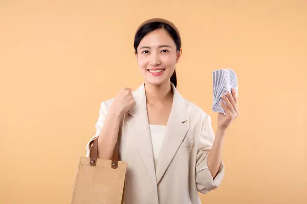 Retrato Feliz Feliz Confiante Jovem Mulher Negócios Asiática Vestindo Jaqueta — Fotografia de Stock