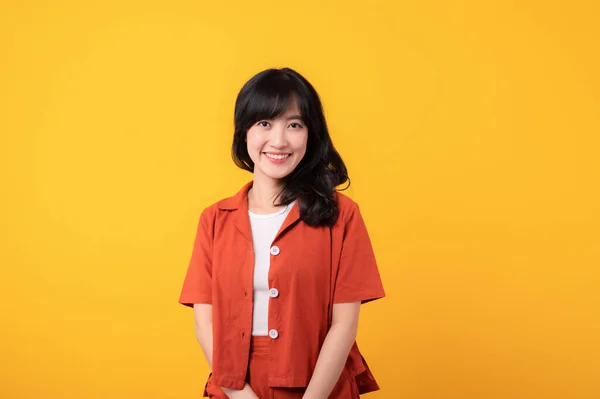 Портрет Молодой Красивой Азиатской Женщины Мило Застенчиво Одет Оранжевую Одежду — стоковое фото