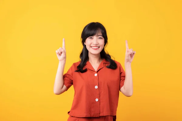 Portret Mooi Jong Aziatisch Vrouw Gelukkig Glimlach Gekleed Oranje Kleren — Stockfoto