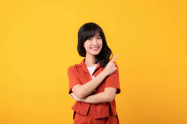 Portrait Belle Jeune Femme Asiatique Sourire Heureux Habillé Vêtements Orange — Photo