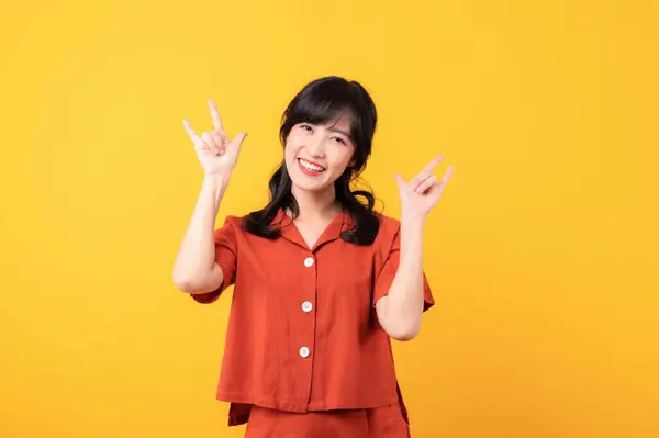 Портрет Красивая Молодая Азиатка Счастливая Улыбка Одетый Оранжевую Одежду Показывая — стоковое фото