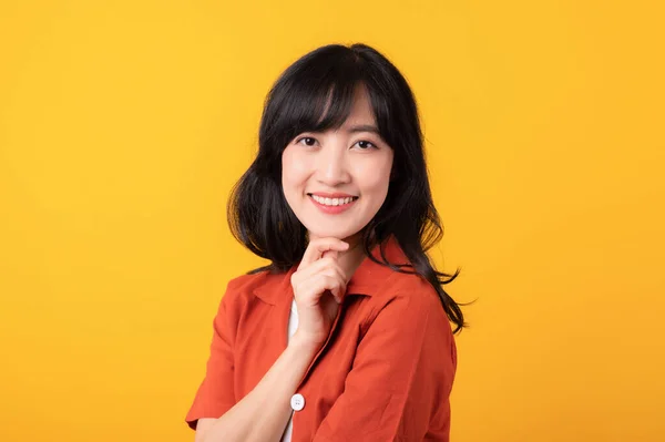 Портрет Красивая Молодая Азиатка Счастливая Улыбка Одетая Оранжевую Одежду Показывая — стоковое фото