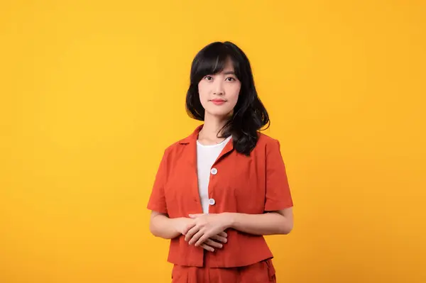 Портрет Красивая Молодая Азиатка Счастливая Улыбка Одета Оранжевую Одежду Изолированы — стоковое фото