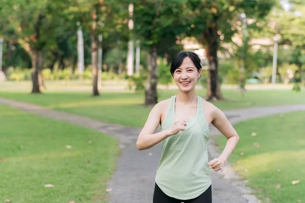 Ajuste Mujer Joven Asiática Corriendo Parque Sonriendo Feliz Corriendo Disfrutando —  Fotos de Stock