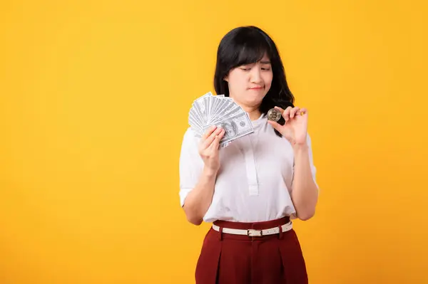 年轻美丽的亚洲女企业家的画像 穿着白衬衫 头戴红花 背景为黄色 背景为加密数码货币隔离 财富概念 — 图库照片