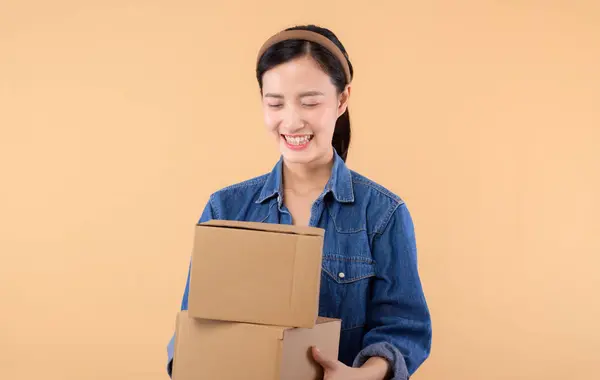 베이지 스튜디오 배경에 상자를 셔츠를 아시아인 여성의 초상화 — 스톡 사진