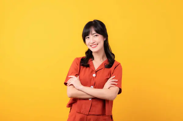 Портрет Молодой Вдумчивой Красивой Азиатской Женщины Счастливой Улыбкой Одетой Оранжевую — стоковое фото