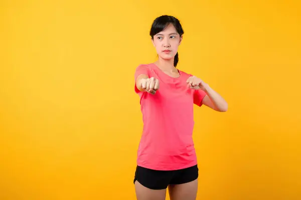 ポートレート若い美しいアジアスポーツフィットネス女性は 黄色いスタジオの背景に隔離されたエクササイズトレーニングトレーニングをポーズピンクスポーツウェアを着用して幸せな笑顔 健康で健康的なライフスタイルのコンセプト — ストック写真
