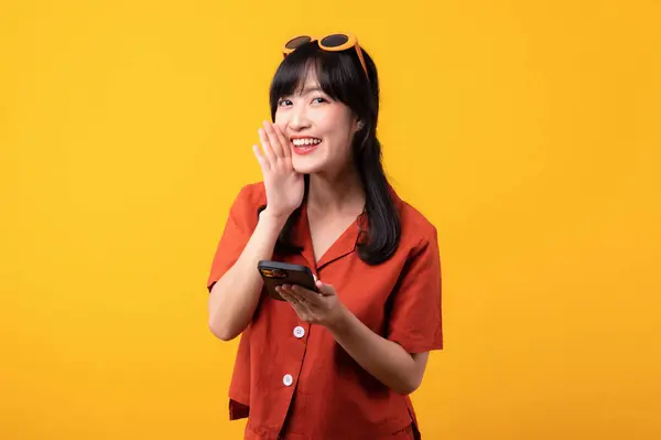 Portret Piękna Młoda Azjatka Szczęśliwy Uśmiech Ubrany Pomarańczowe Ubrania Krzyczą — Zdjęcie stockowe