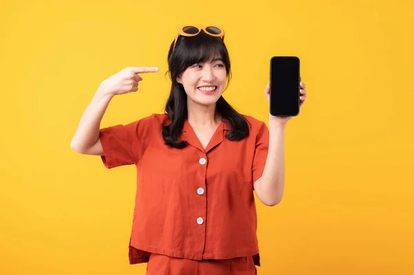 Portret Młoda Piękna Azjatka Szczęśliwy Uśmiech Ubrany Pomarańczowe Ubrania Wskazując — Zdjęcie stockowe