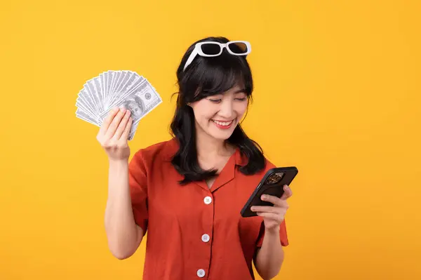 Portret Mooie Jonge Aziatische Vrouw Vrolijke Glimlach Gekleed Oranje Kleren — Stockfoto