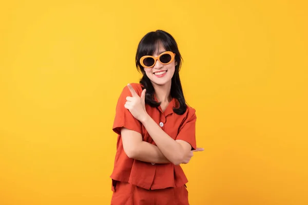 Portrait Schöne Junge Asiatische Frau Glücklich Lächeln Orangefarbenen Kleidern Und — Stockfoto