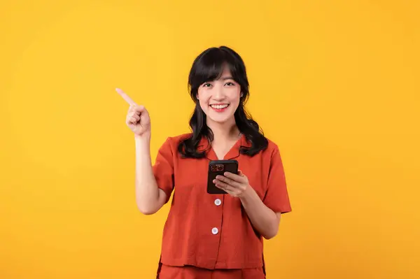 Portret Młoda Piękna Azjatka Szczęśliwy Uśmiech Ubrany Pomarańczowe Ubrania Smartfonem — Zdjęcie stockowe