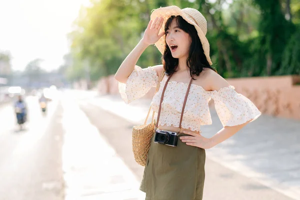 Retrato Mujer Joven Asiática Viajero Con Sombrero Tejer Cesta Una — Foto de Stock