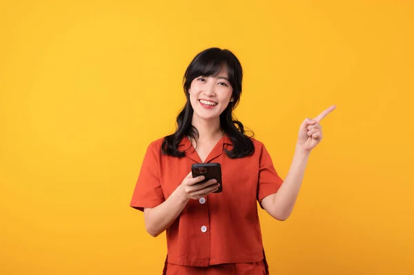 Portret Młoda Piękna Azjatka Szczęśliwy Uśmiech Ubrany Pomarańczowe Ubrania Smartfonem — Zdjęcie stockowe