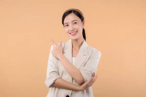 成功快乐 自信的年轻亚洲女商人的工作室肖像 身穿白色夹克的年轻漂亮的女士对着摄像机笑着 站在坚实的米色背景上 — 图库照片