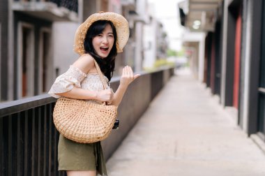 Kameralı mutlu Asyalı genç kadın hafta sonu şehir gezisine çıkıyor. Genç hippi bayan turist yaz Bangkok 'u geziyor. Asya yaz turizmi kavramı.