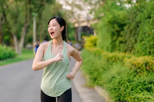 Adapter Jeune Femme Asiatique Jogging Dans Parc Souriant Course Heureuse — Photo