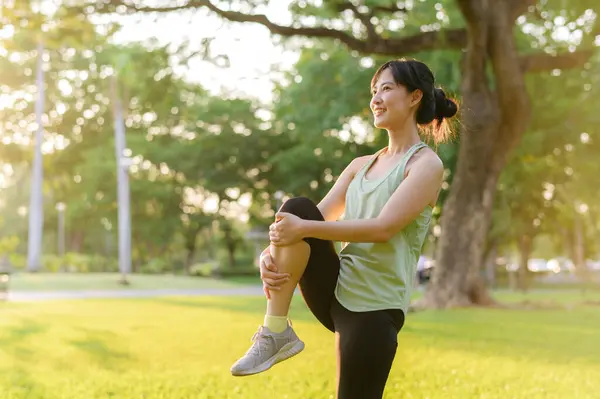 Biegaczka Fit Asian Młoda Kobieta Zieloną Odzież Sportowa Rozciągająca Mięśnie — Zdjęcie stockowe