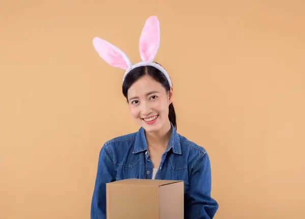 Porträt Junge Asiatische Frau Trägt Hasenohren Und Jeanshemd Mit Paketkasten — Stockfoto