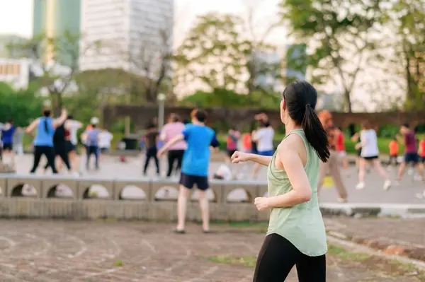 Kadın Koşucu Yeşil Spor Giyim Aerobiği Olan Formda Bir Asyalı — Stok fotoğraf