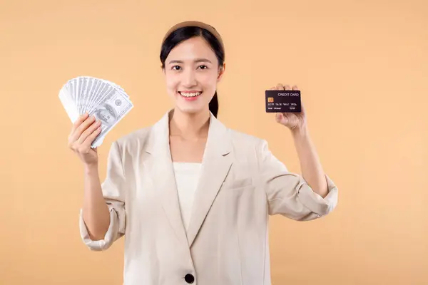 Beyaz Ceketli Mutlu Asyalı Kadınının Portresi Elinde Nakit Para Kredi — Stok fotoğraf
