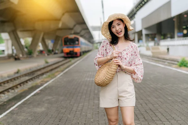 Asiatisk Ung Kvinna Resenär Med Vävkorg Glad Leende Och Tittar — Stockfoto