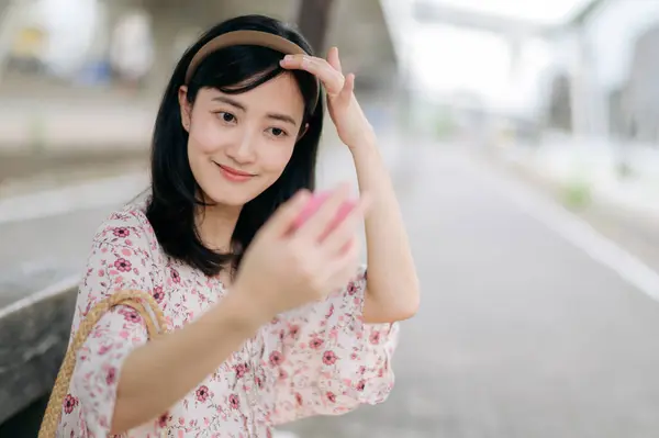 Junge Asiatische Reisenden Überprüfen Ihr Gesicht Einem Spiegel Und Warten — Stockfoto