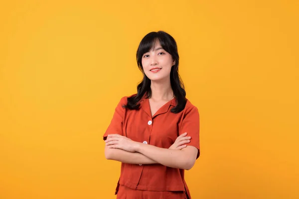 Portret Młoda Troskliwa Piękna Azjatycka Kobieta Szczęśliwy Uśmiech Ubrany Pomarańczowe — Zdjęcie stockowe
