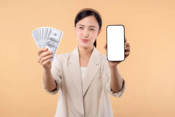 Beyaz Ceketli Mutlu Asyalı Kadınının Portresi Elinde Akıllı Telefon Nakit — Stok fotoğraf