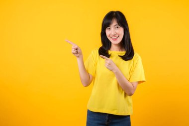 Sarı tişört ve kot pantolon giyen kendine güvenen Asyalı genç bir kadının çarpıcı portresiyle dikkatleri üzerine çek. Bedava fotokopi için parmağını gösteriyor. Yaratıcı projeler için mükemmel.