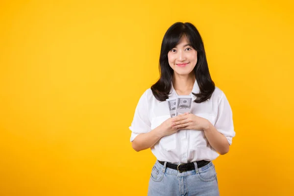 Beyaz Gömlekli Kot Pantolonlu Mutlu Asyalı Genç Kadını Nakit Para — Stok fotoğraf