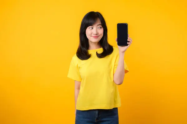 Doświadcz Radości Radosnym Portretem Azjatycka Młoda Kobieta Żółtej Koszulce Dżinsach — Zdjęcie stockowe