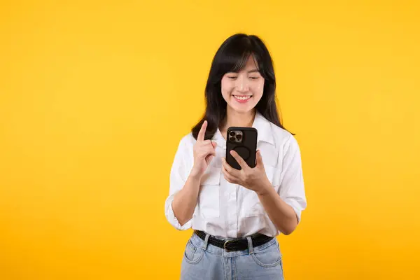 Portrait Asiatique Jeune Femme Sourire Heureux Portant Une Chemise Blanche — Photo