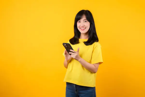 Experimente Felicidade Conexão Tecnologia Com Retrato Alegre Mulher Jovem Asiática — Fotografia de Stock
