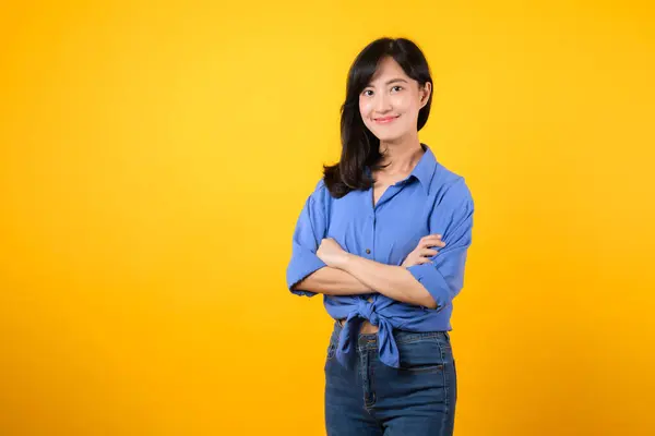 Излучать Уверенность Пленительным Портретом Молодая Азиатка Голубой Рубашке Демонстрирует Счастливую — стоковое фото