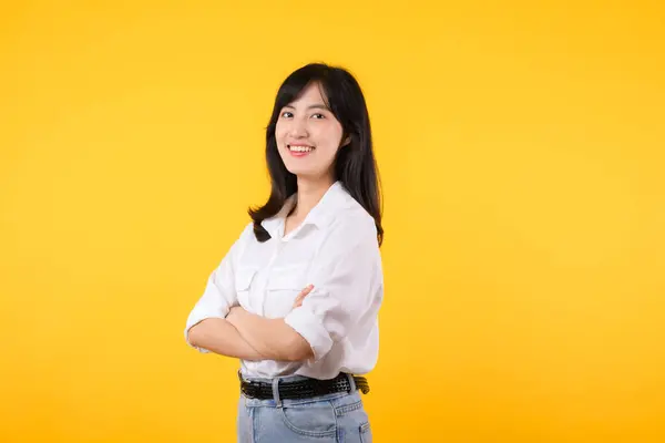 Młoda Bizneswoman Portret Azjatki Szczęśliwa Uśmiechnięta Pozująca Pewnie Krzyżująca Ramiona — Zdjęcie stockowe