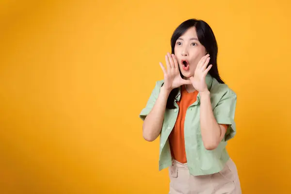 Mujer Asiática Alegre Años Vistiendo Camisa Naranja Camisa Verde Mostrando — Foto de Stock