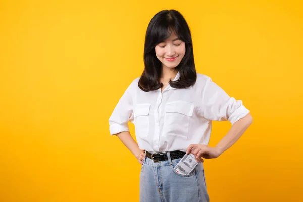 Působivý Obraz Mladé Asiatky Bílé Košili Džínách Sebevědomě Držící Hotovost — Stock fotografie