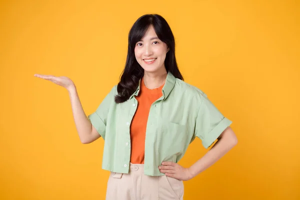 Vibración Alegría Retrato Joven Mujer Asiática Lleva Camisa Verde Pastel — Foto de Stock
