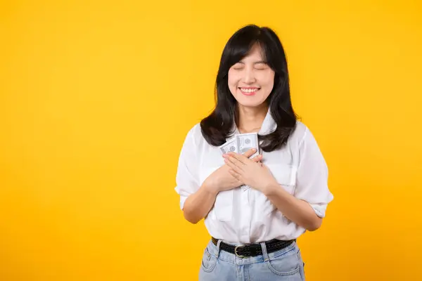 Glückliche Asiatische Junge Geschäftsfrau Weißem Hemd Und Jeans Hält Bargeld — Stockfoto